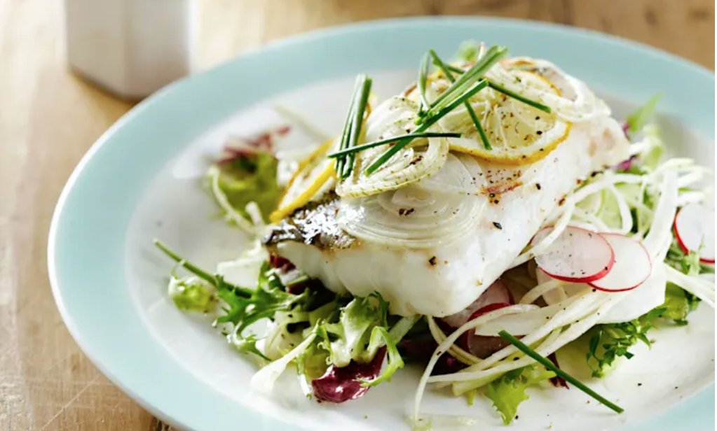 Bacalao al vapor con ensalada de rábano y nabo